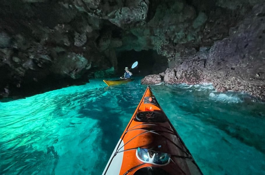 in kayak dentro la Grotta Verde (Porto Selvaggio)