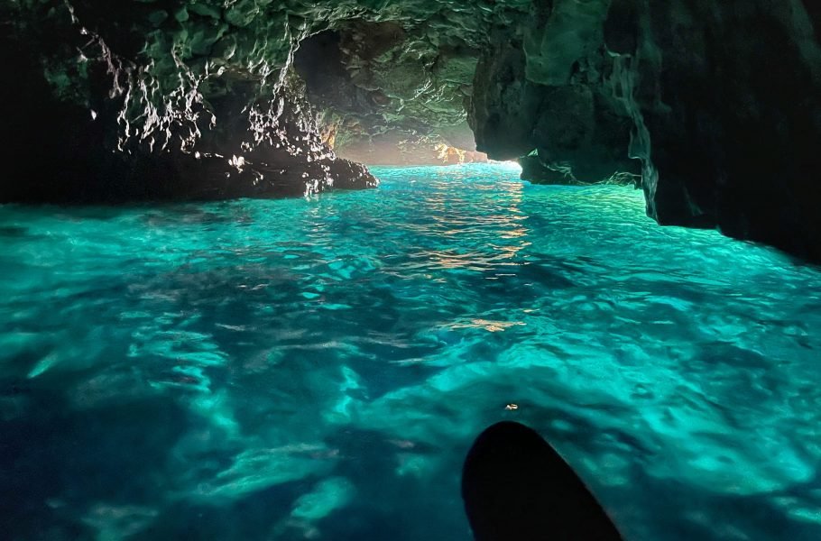 in kayak dentro la Grotta Verde (Porto Selvaggio)