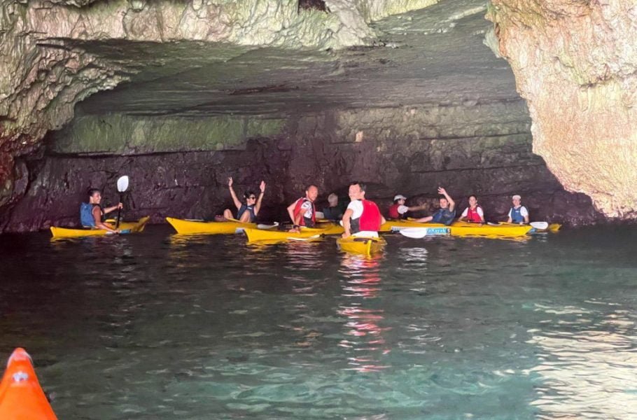 in visita con i kayak nella Grotta degli Innamorati (Leuca) 