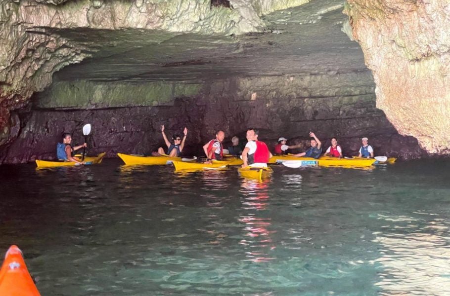 in visita con i kayak nella Grotta degli Innamorati (Leuca)