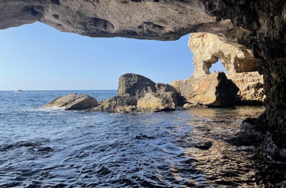 Arco raggiungibile a piedi sbarcando col kayak nella grotta Sotto Favale