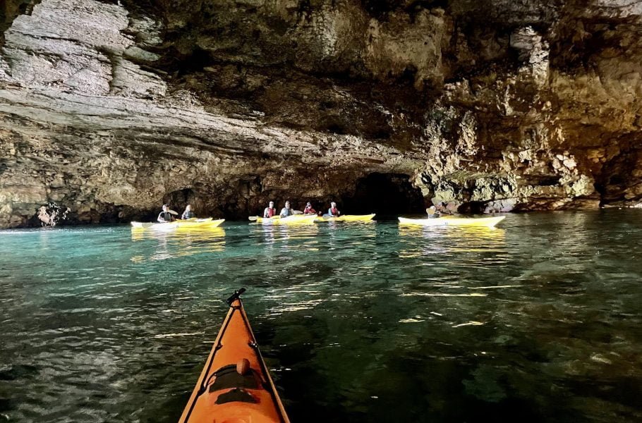 nella Grotta Palazzese con i kayak